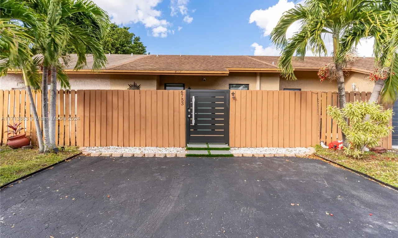 6753 NW 192nd Ln, Hialeah FL 33015