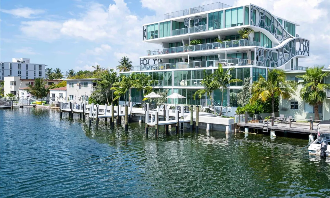 8425 Crespi Blvd # 404, Miami Beach FL 33141