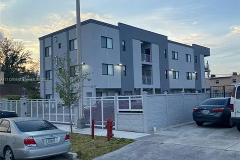 423 E 27th St # 302, Hialeah FL 33013