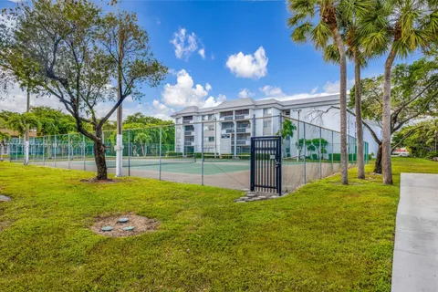 711 N Pine Island Rd # 212, Plantation FL 33324