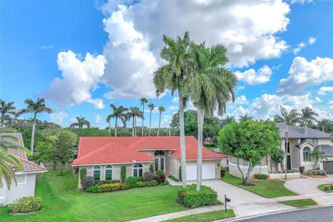 821 E Cypress Pointe Dr E, Pembroke Pines FL 33027