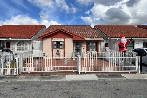 2737 W 55th Pl, Hialeah FL 33016