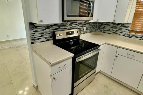 30 SE 4th Ave # 116, Hallandale Beach FL 33009