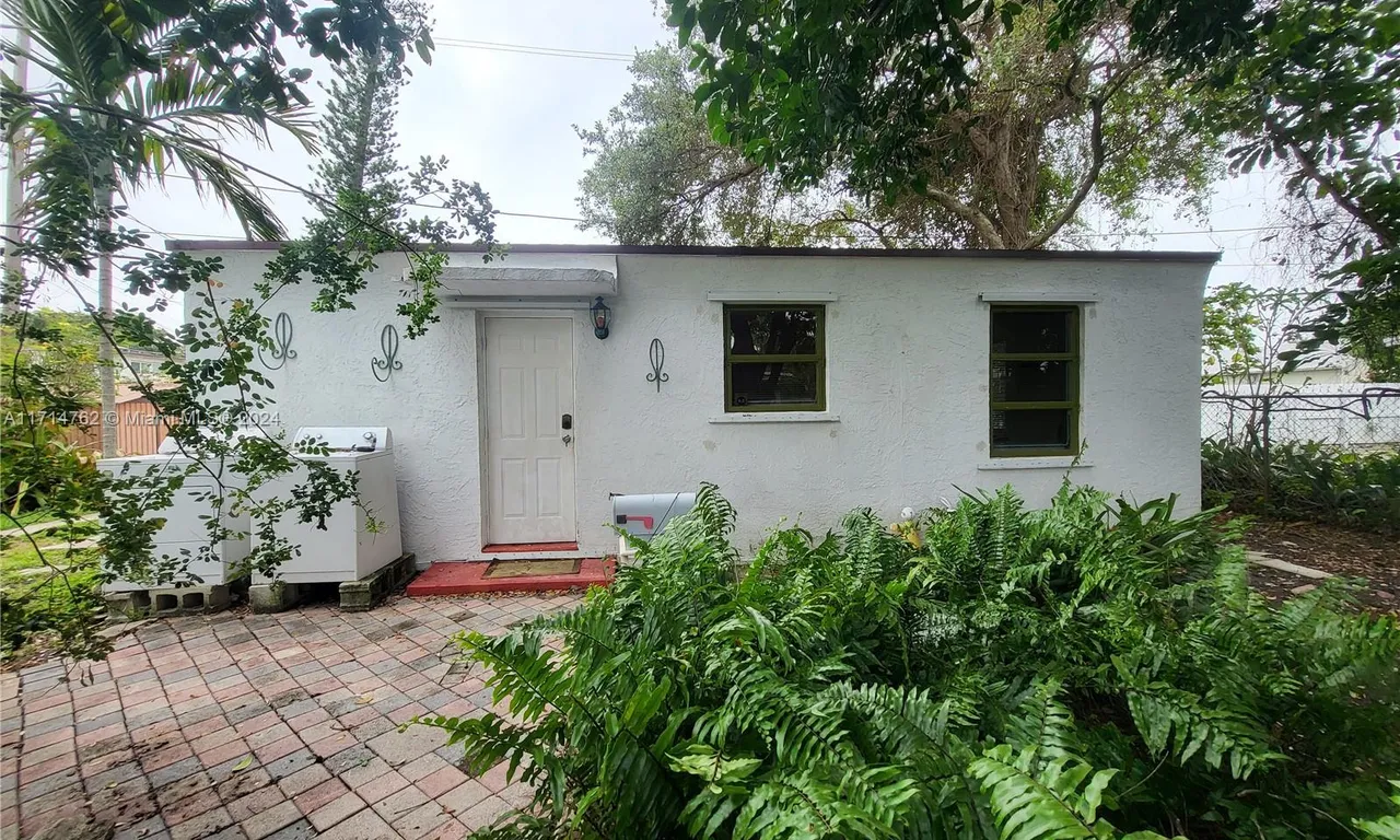 243 SW 12th St REAR, Dania Beach FL 33004