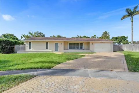 10470 NW 21st St, Pembroke Pines FL 33026