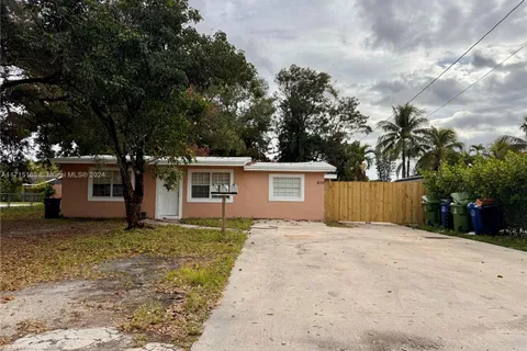 830 SW 6th St # B, Hallandale Beach FL 33009