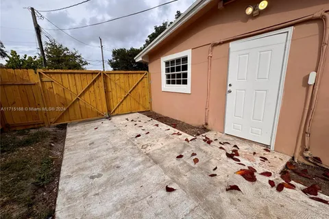 830 SW 6th St # B, Hallandale Beach FL 33009