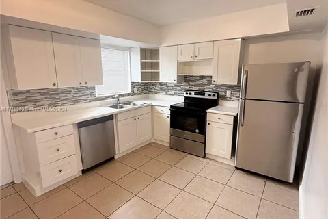 241 SE Park St # 3, Dania Beach FL 33004