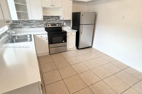 241 SE Park St # 3, Dania Beach FL 33004