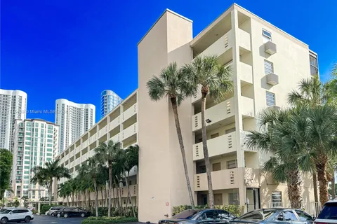 220 Kings Point Dr # 502, Sunny Isles Beach FL 33160