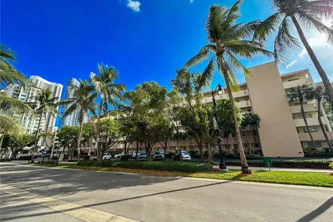 220 Kings Point Dr # 502, Sunny Isles Beach FL 33160