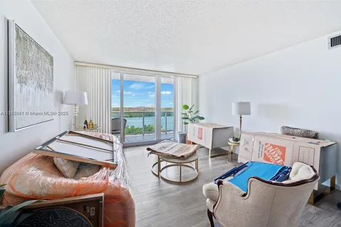 100 Bayview Dr # 1418, Sunny Isles Beach FL 33160