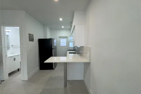 300 74th St # 2, Miami Beach FL 33141