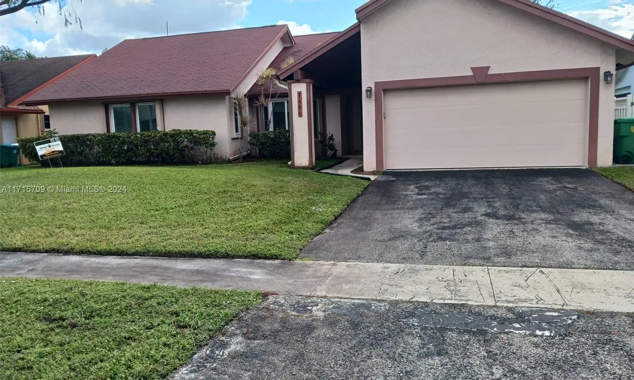 7446 NW 47th Pl, Lauderhill FL 33319