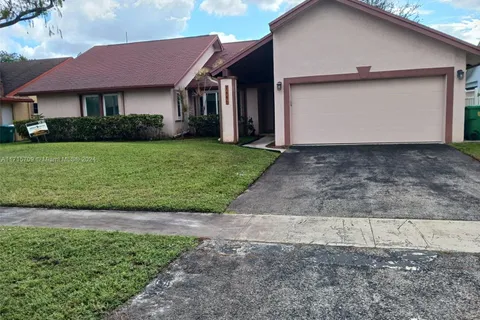 7446 NW 47th Pl, Lauderhill FL 33319