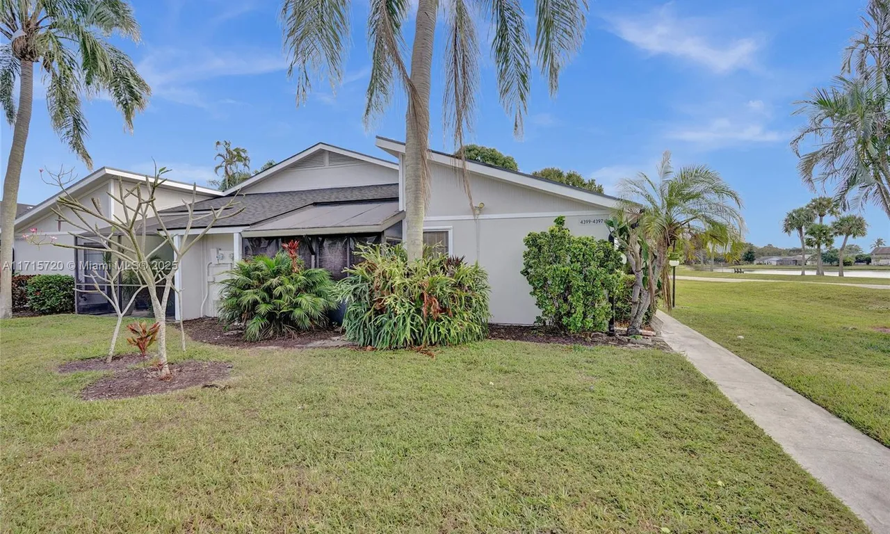 4399 Willow Pond Cir, West Palm Beach FL 33417