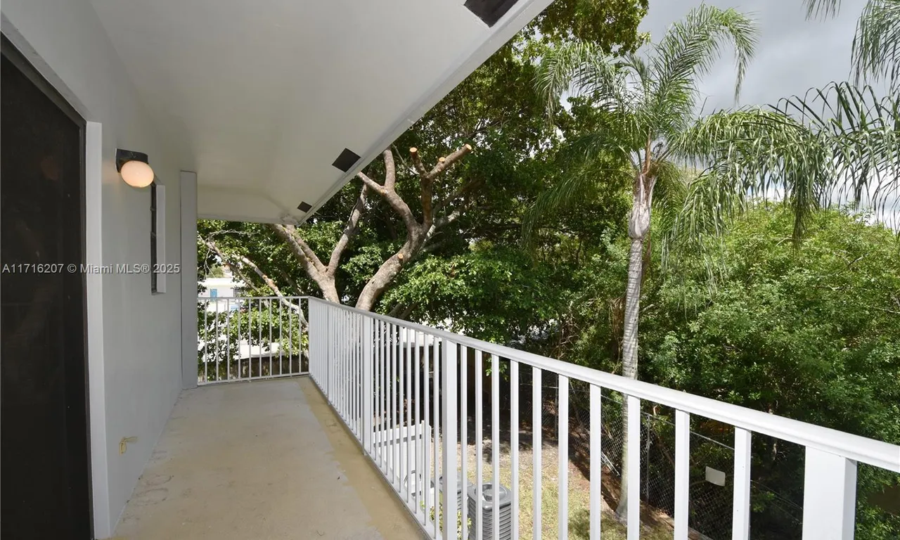 1401 NE 53rd St # 205, Fort Lauderdale FL 33334