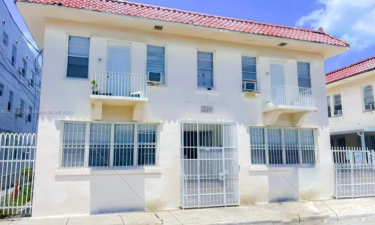 701 NW 1st St # 4, Miami FL 33128