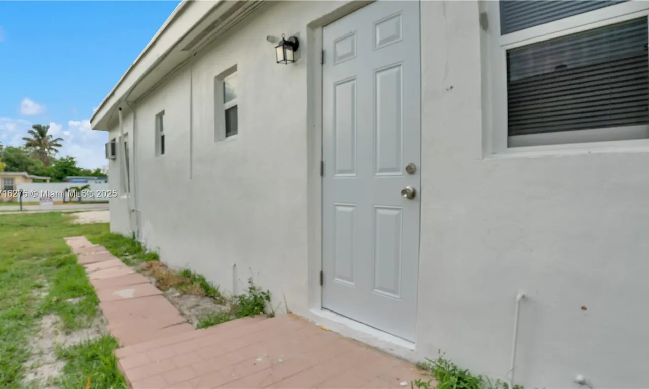 6136 Grant St, Hollywood FL 33024