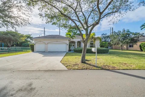 2420 Fairways Dr, Homestead FL 33035