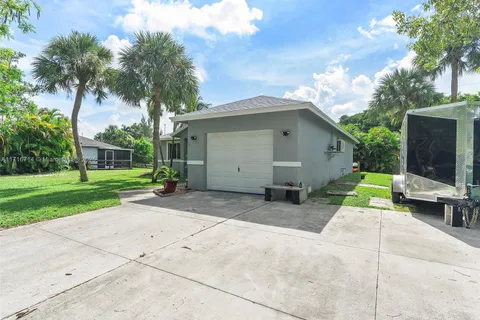 2451 SW 43rd Ter, Fort Lauderdale FL 33317