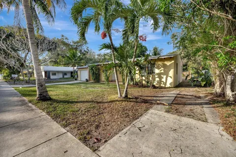 645 NE 159th St, Miami FL 33162