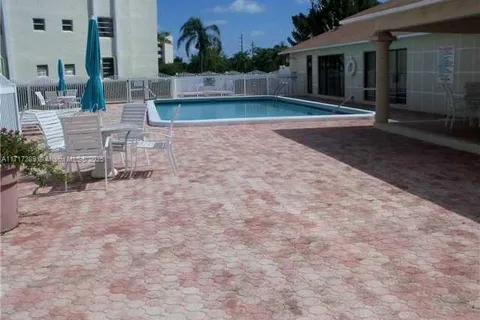 441 SE 3rd St # 305, Dania Beach FL 33004