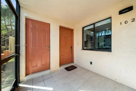 369 Lakeview Dr # 102, Weston FL 33326