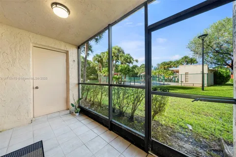 369 Lakeview Dr # 102, Weston FL 33326