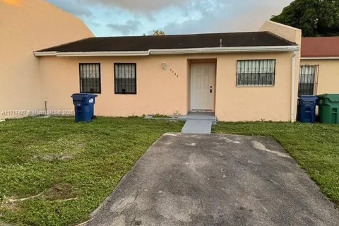 2738 NW 200th Ter, Miami Gardens FL 33056