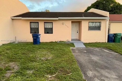 2738 NW 200th Ter, Miami Gardens FL 33056