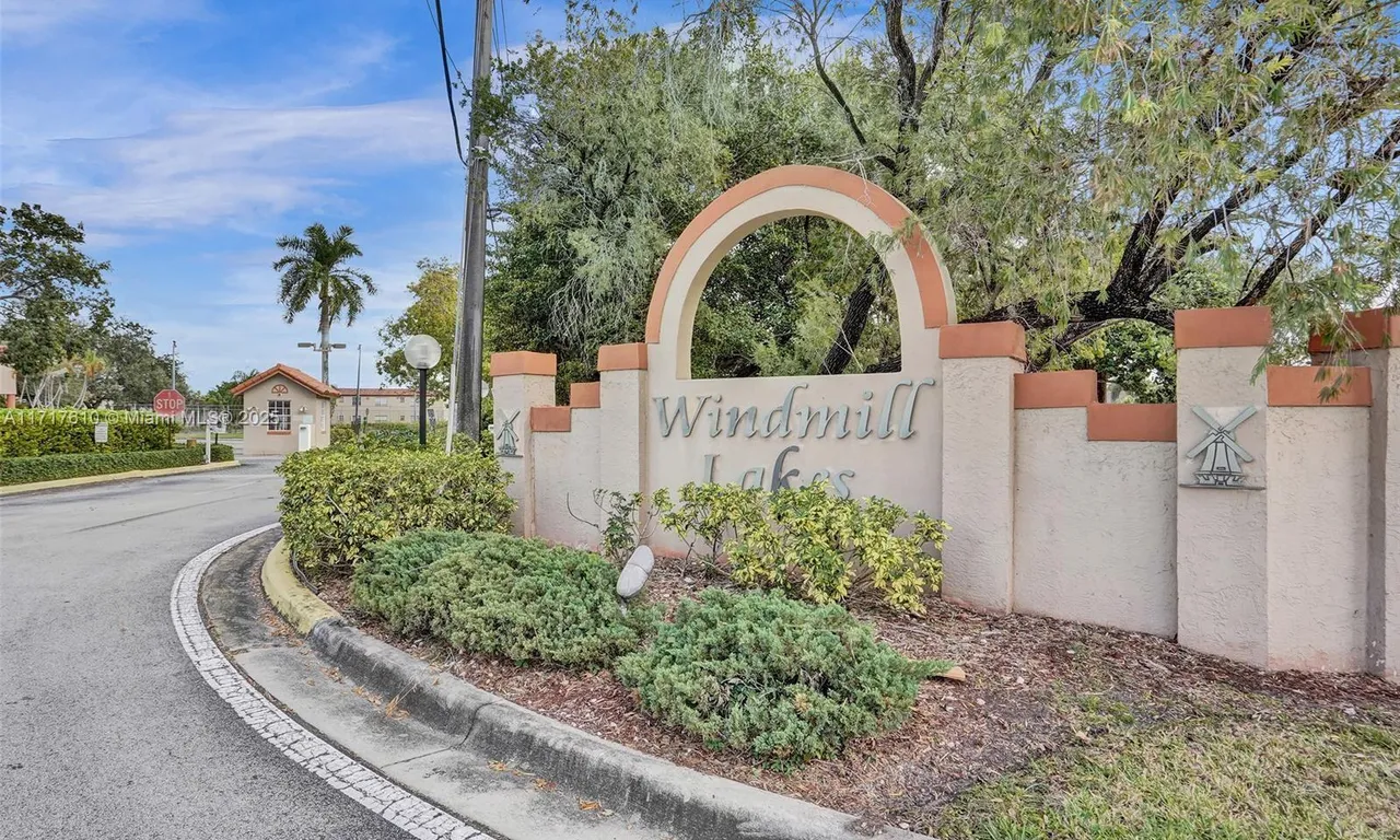 8657 SW 5th St # 206, Pembroke Pines FL 33025