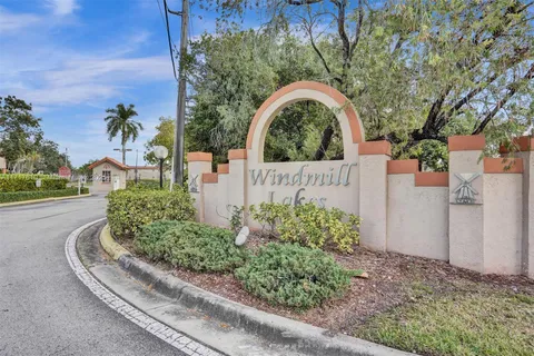 8657 SW 5th St # 206, Pembroke Pines FL 33025