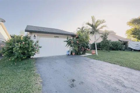 1254 N Fieldlark Ln, Homestead FL 33035