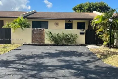 13920 Kendale Lakes Dr, Miami FL 33183