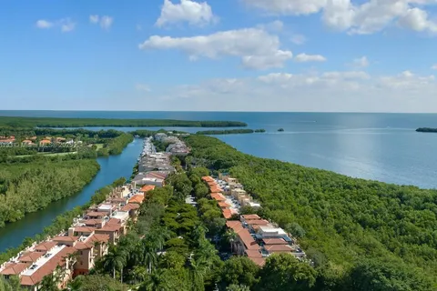 6206 Paradise Point Dr, Palmetto Bay FL 33157