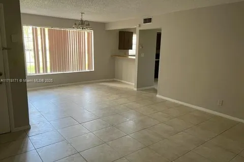 4220 NW 21st St # 211, Lauderhill FL 33313