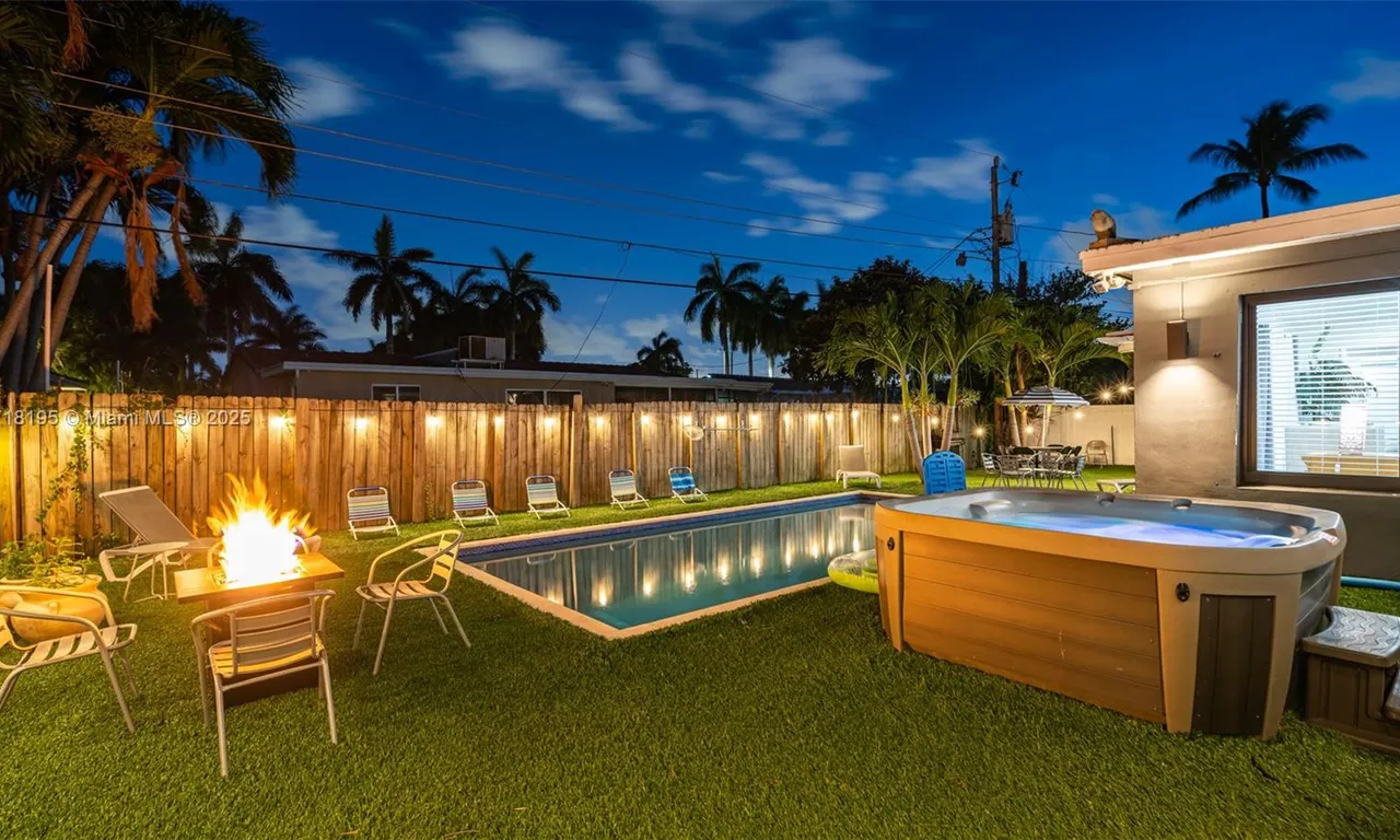 1024 NE 4th St, Hallandale Beach FL 33009