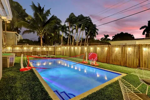 1024 NE 4th St, Hallandale Beach FL 33009