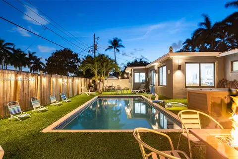 1024 NE 4th St, Hallandale Beach FL 33009
