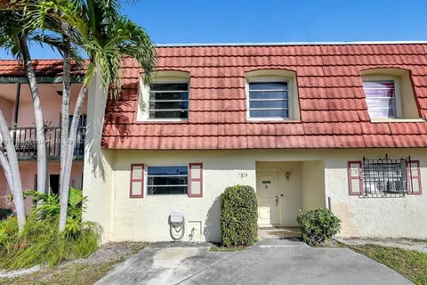 915 W 80th Place, Hialeah FL 33014