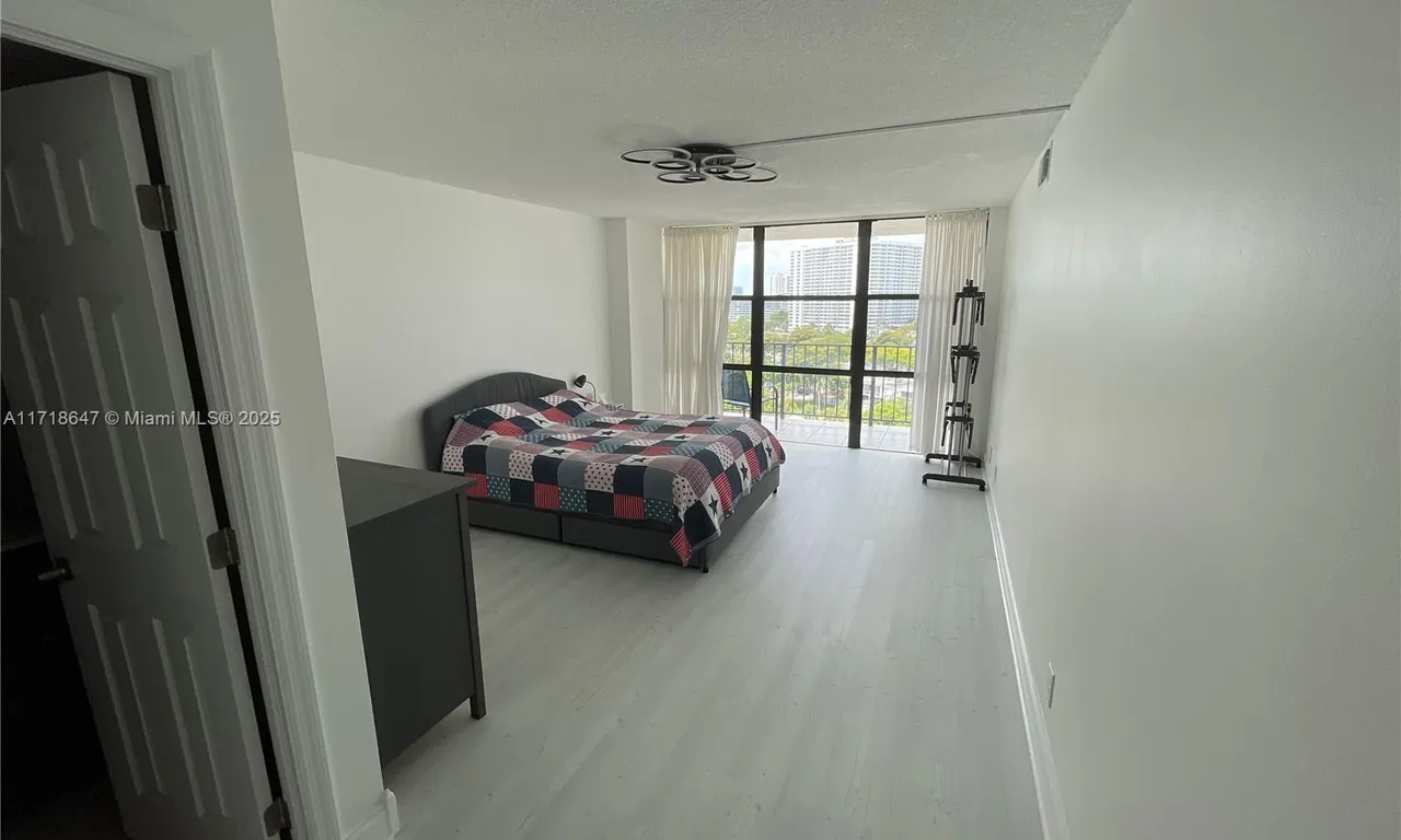 800 Parkview Dr # 1001, Hallandale Beach FL 33009