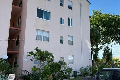 2851 Somerset Dr # 302, Lauderdale Lakes FL 33311