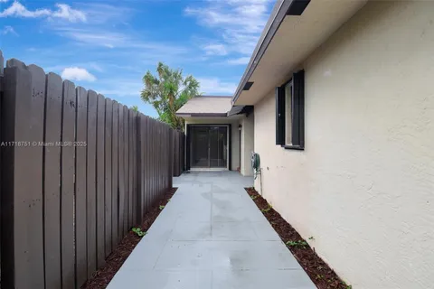 2904 Waterview Cir # 29D, Palm Springs FL 33461