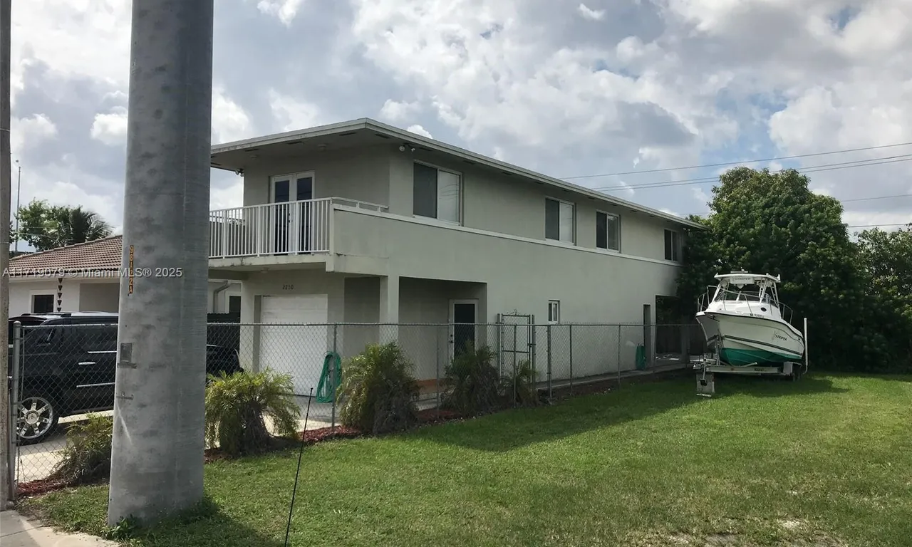 2250 W 5th Way, Hialeah FL 33010