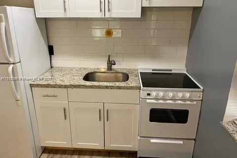 34 SW 5th St # 2, Hallandale Beach FL 33009