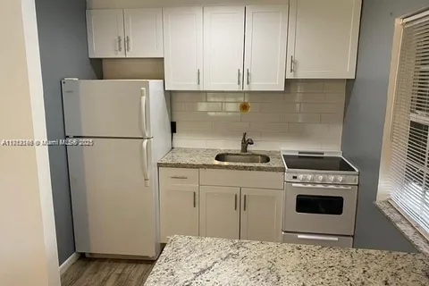 34 SW 5th St # 2, Hallandale Beach FL 33009