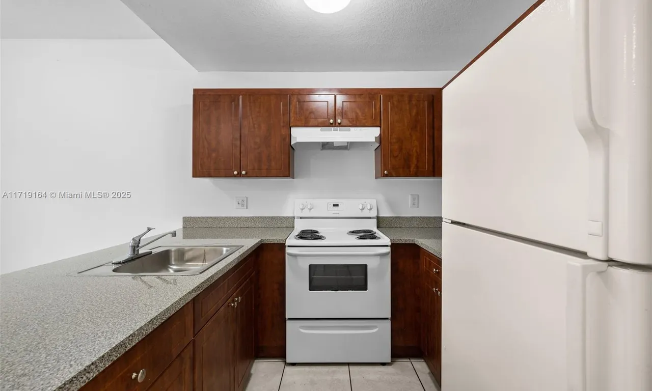 2421 W 78th St # 104, Hialeah FL 33016