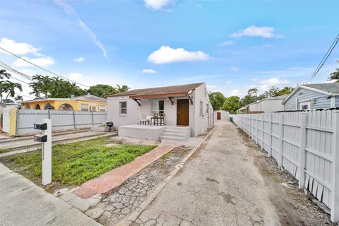 2286 NW 35th St, Miami FL 33142