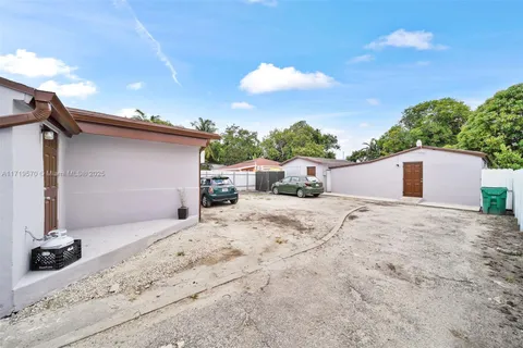 2286 NW 35th St, Miami FL 33142